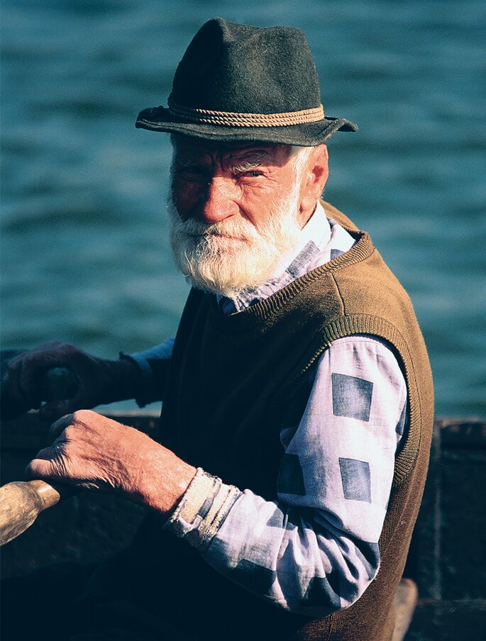 Pêcheur aux yeux bleus et à la barbe rousse descendant des Russes